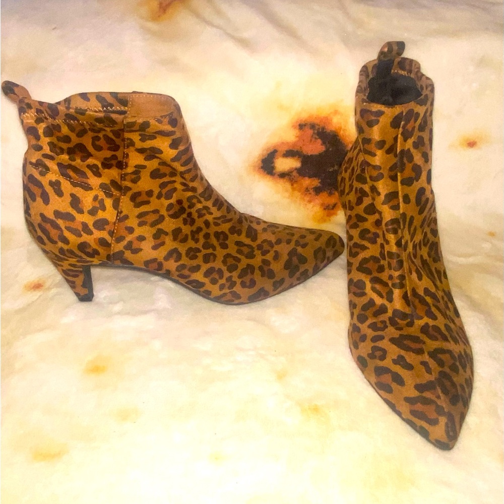NWOT Melrose Ave Beverly Hills Slip On Kitten Heel Bootie - 7.5
